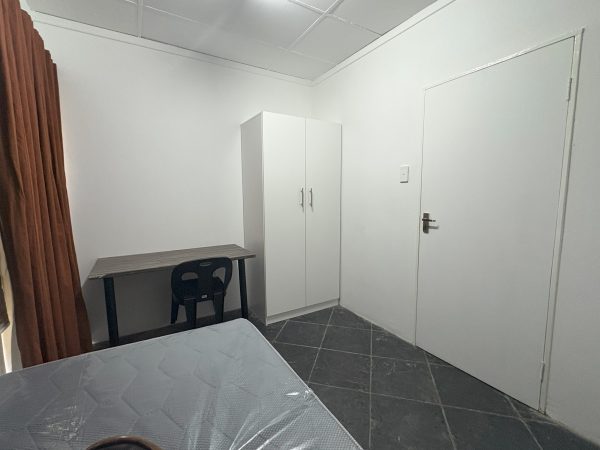 Room 15, Single, 20 Ross Street - Image 3